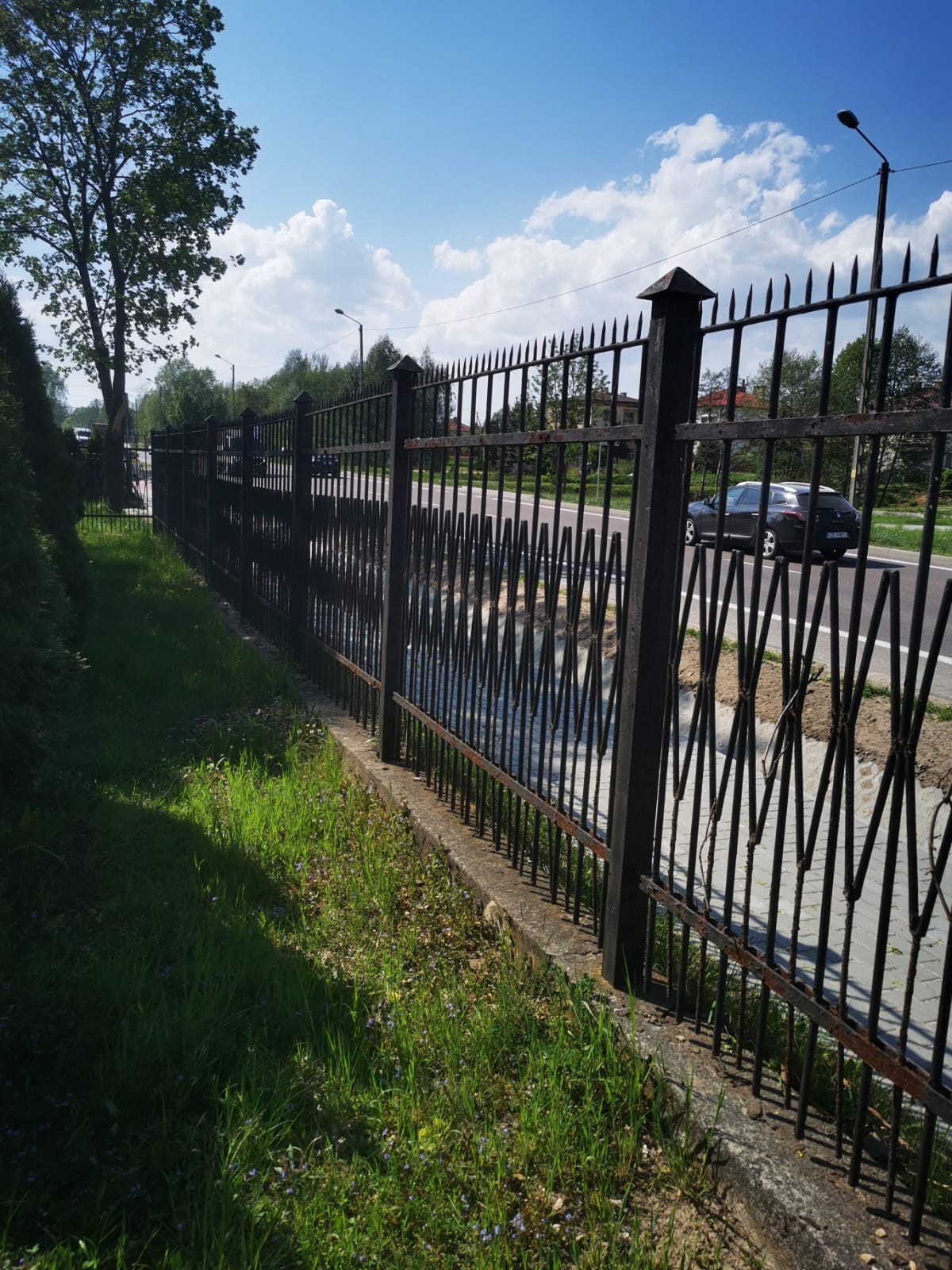 Décapage et traitement de la rouille sur éléments de clôture